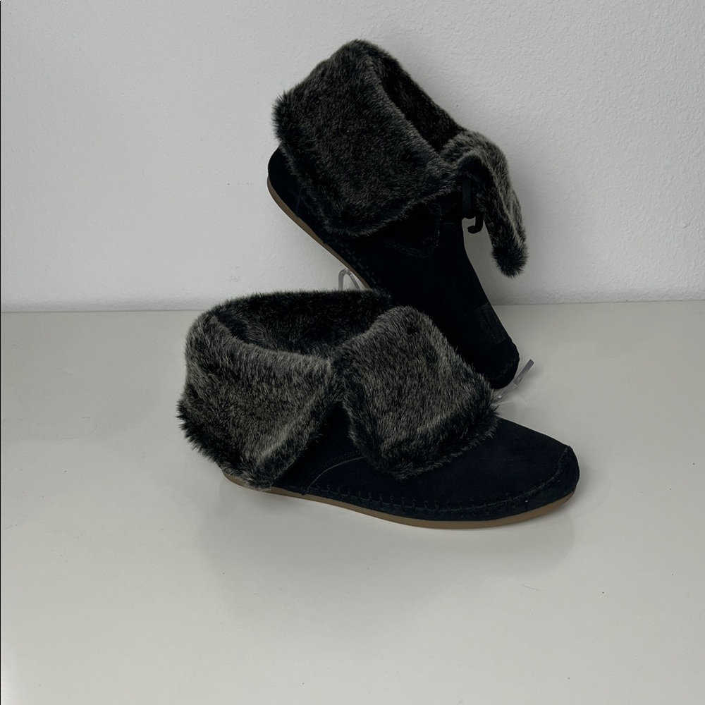 Toms Black Moccasins with Faux Fur Trim Women’s 8